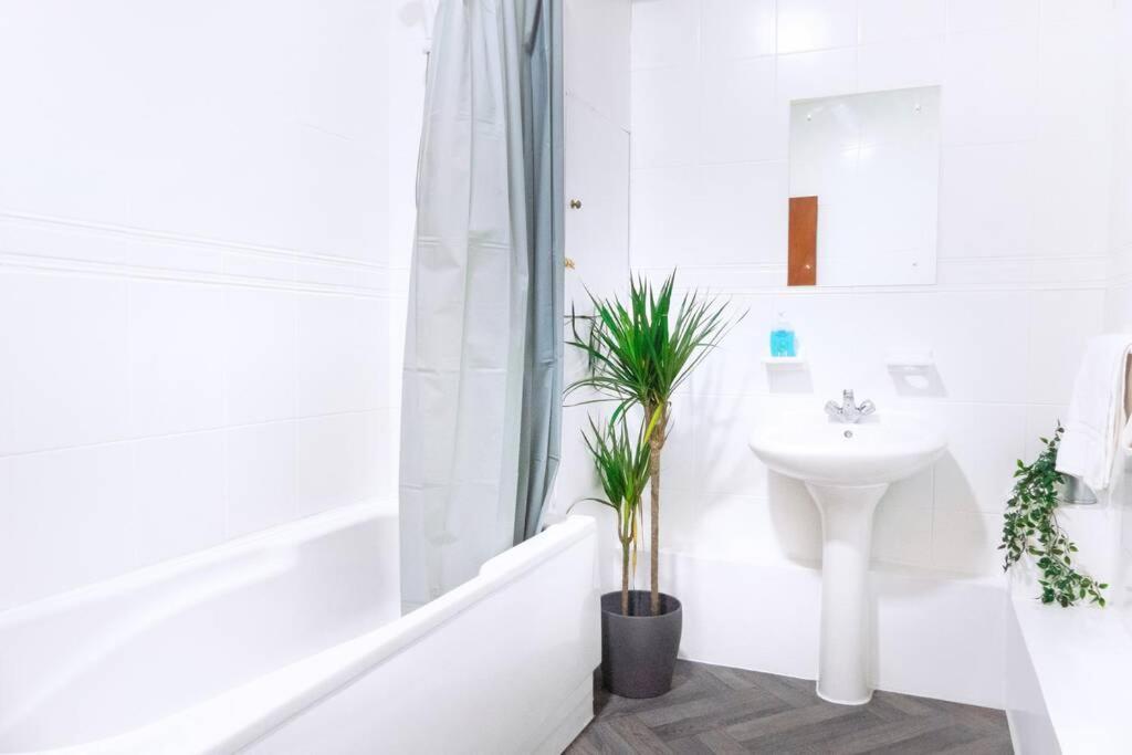 Apartment Up To 9 Close To Centre, Big Tv And Wifi Cardiff Dış mekan fotoğraf